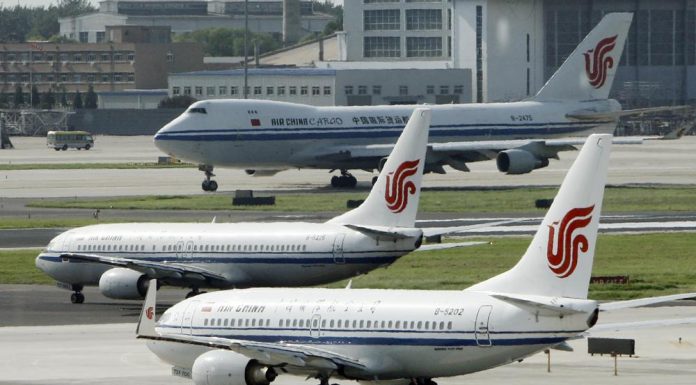 US suspends Chinese airline flights in COVID-19 dispute